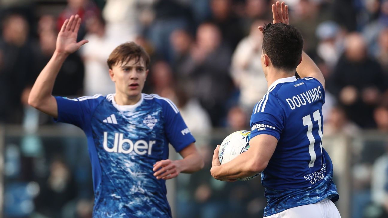 El equipo de Cesc Fábregas remonta y vence al Lecce con goles de Douvikas, Rodríguez y Kempf